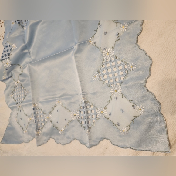 Square Table Linen/Topper - Picture 6 of 6